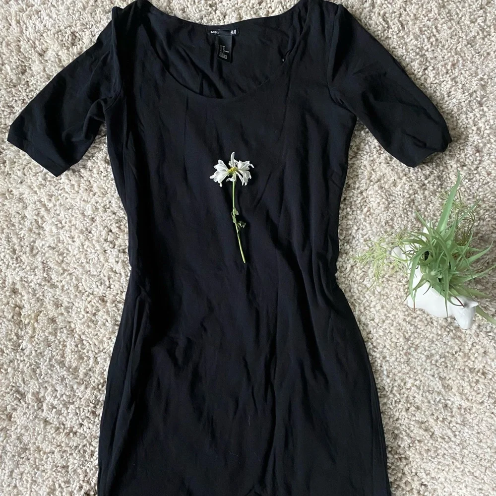 H&M basic beautiful deep crewneck casual little black dress. Perfect for…